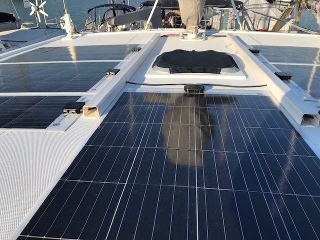 Pannelli solari flessibili a bordo di una imbarcazione a motore